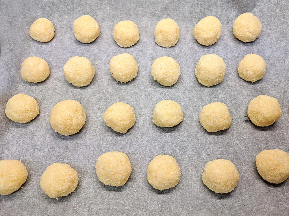 Bolitas de coco listas para hornear