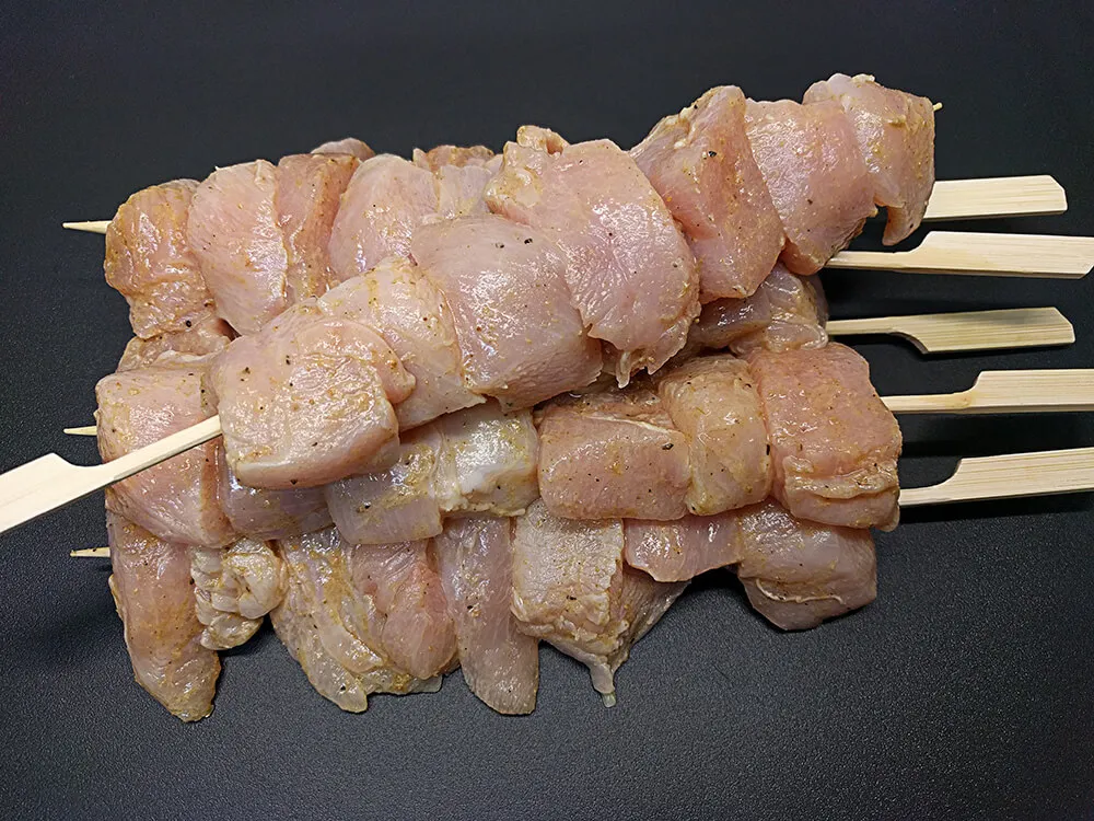 Brochetas de pollo crudo