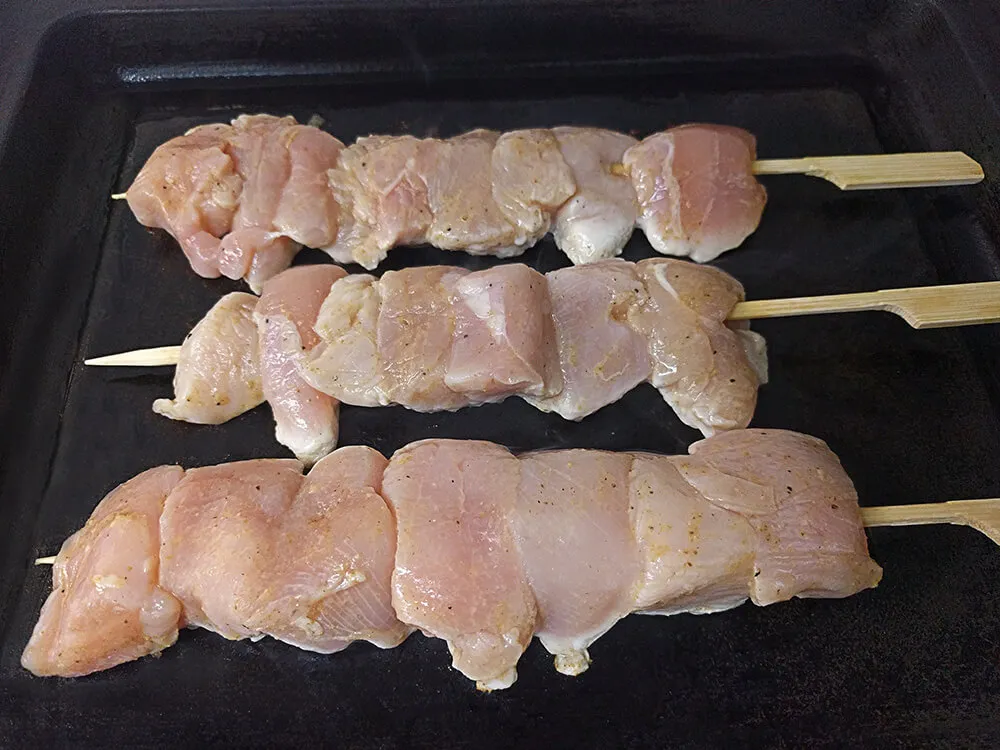 Brochetas de pollo en la plancha