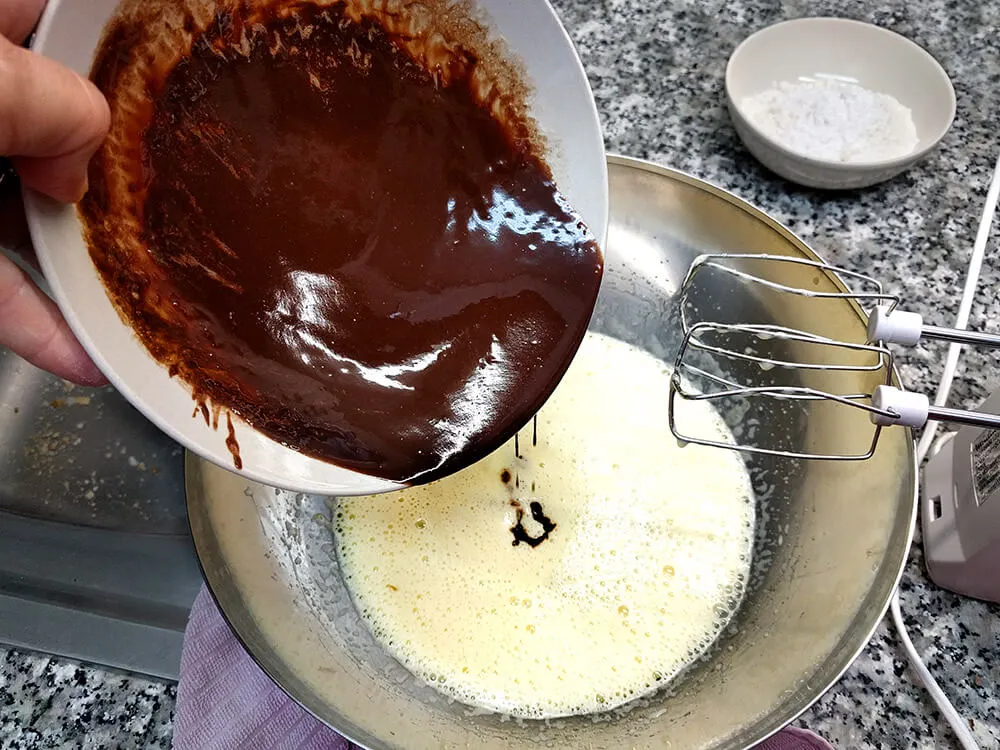 Huevos batidos con azúcar y chocolate fundido.