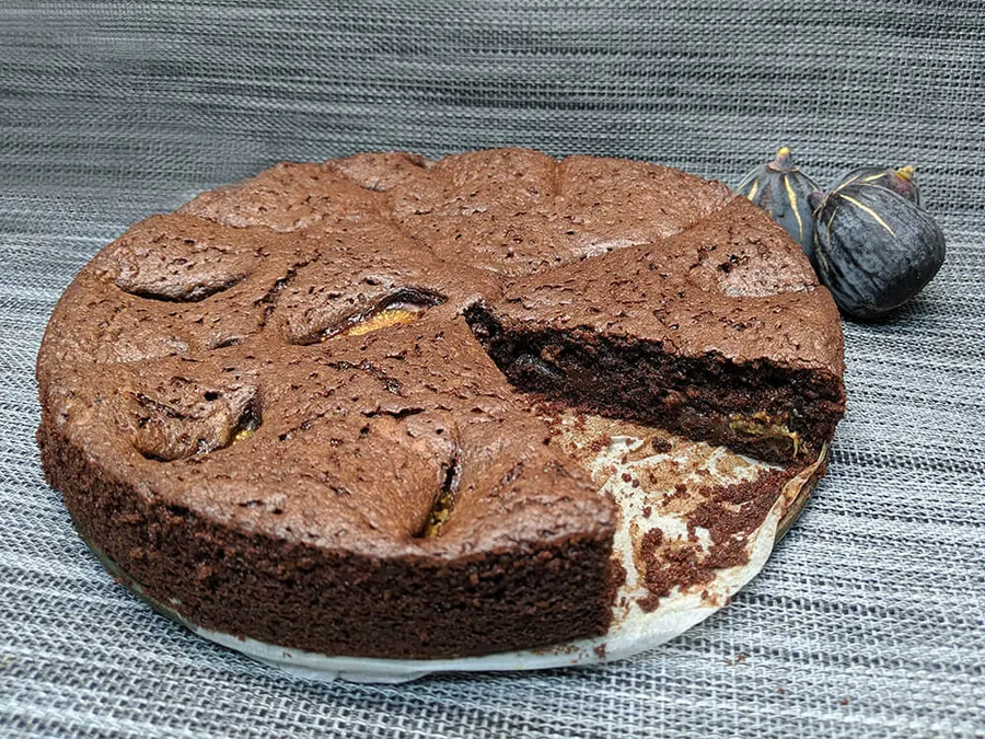 Presentación del brownie de higos.