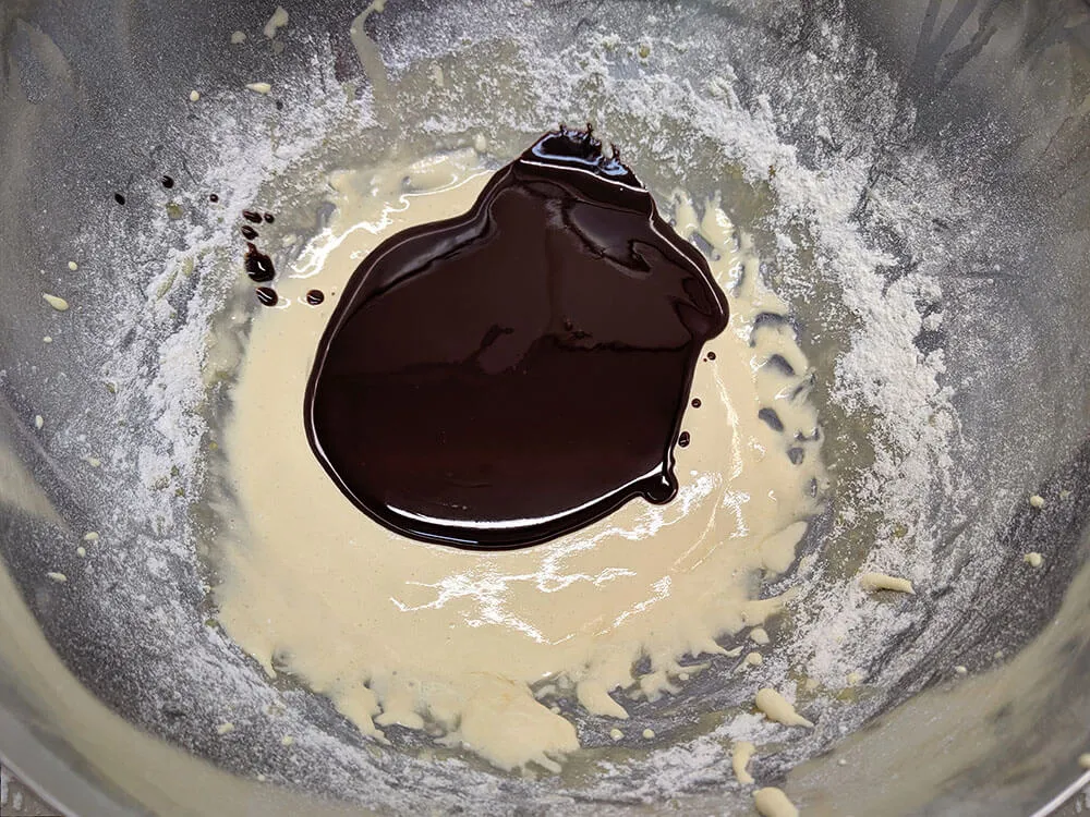 Yemas batidas con harina y chocolate fundido.