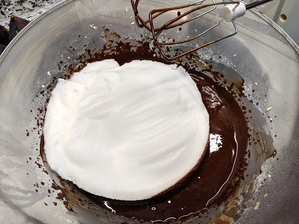 Yemas batidas con harina, chocolate fundido y claras montadas.