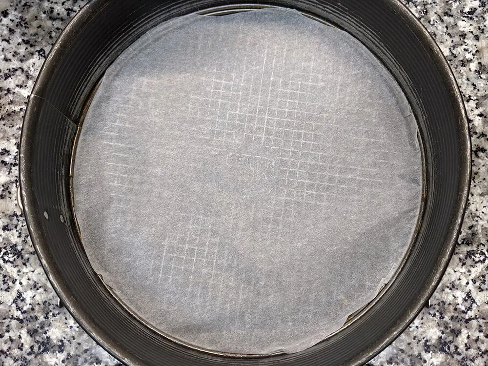 Molde forrado con papel de hornear.