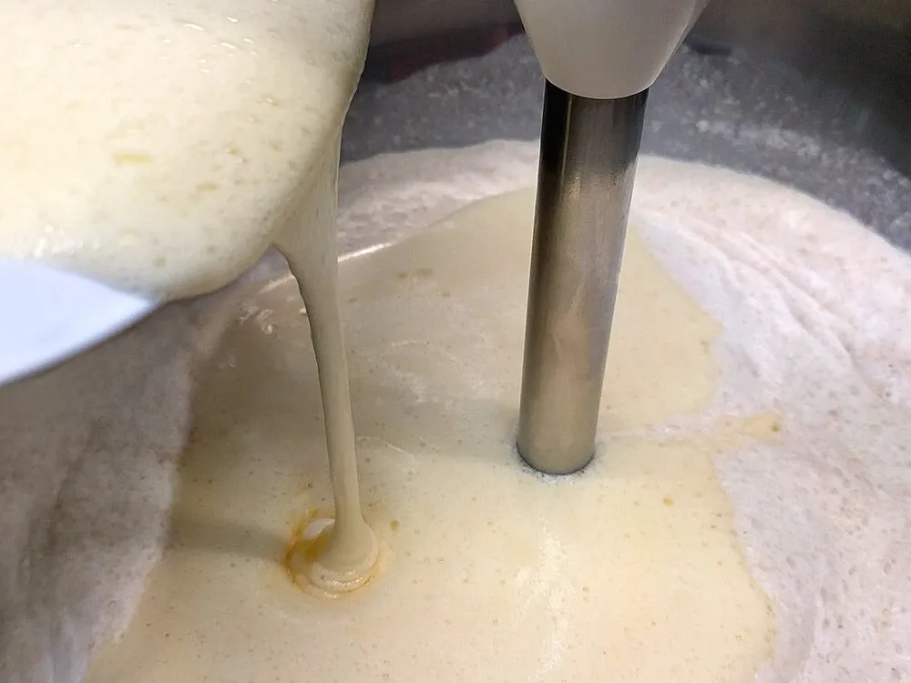 Huevos batidos y cruasanes triturados con leche