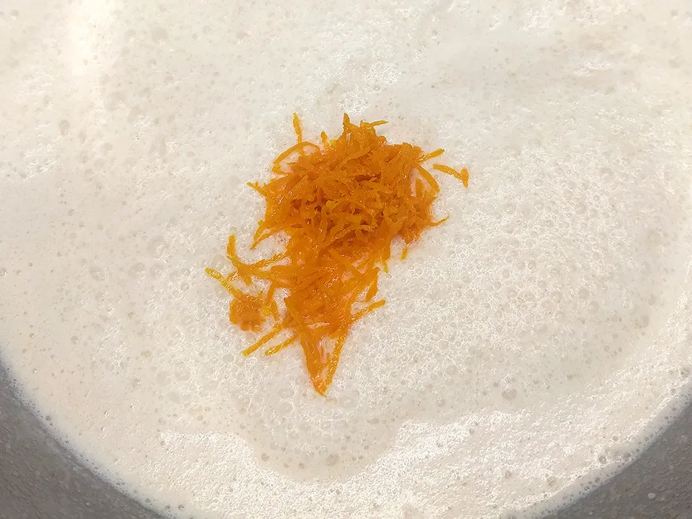 Mezcla de budín y naranja rallada