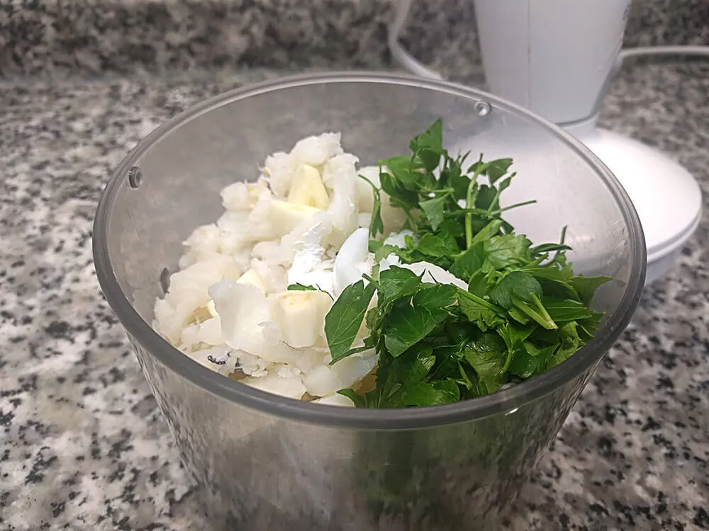 Bacalao desmigado con perejil y un diente de ajo