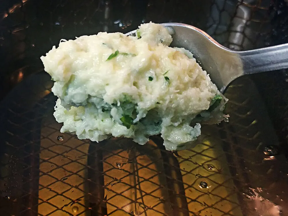 Porción de buñuelo de bacalao listo para freir