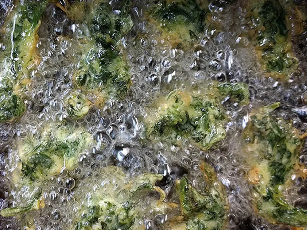 Buñuelos de espinacas friéndose