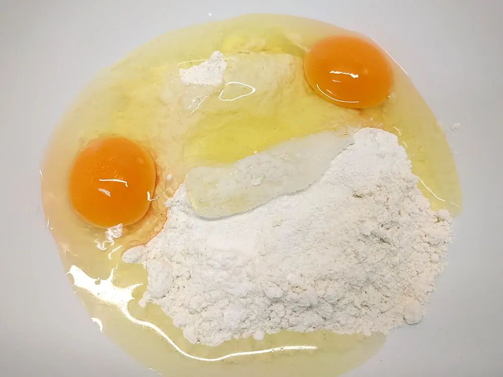 Huevos con harina, levadura y sal