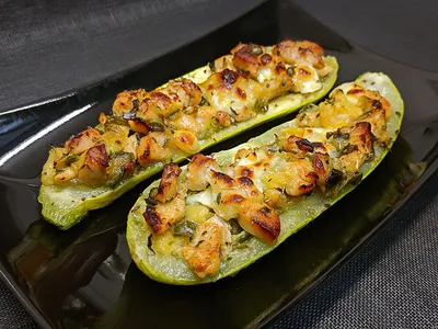 Calabacín relleno con pollo piri piri