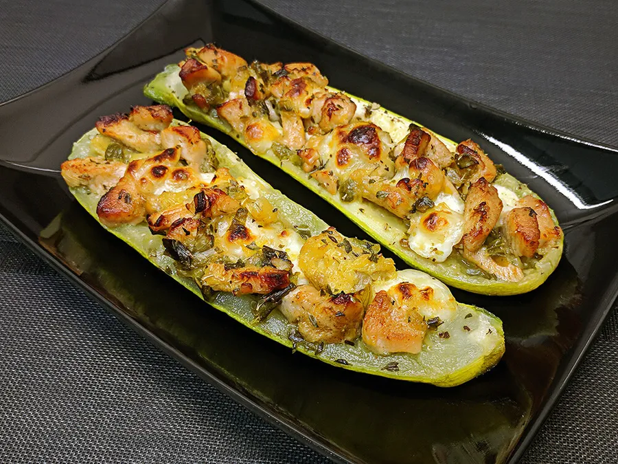 Calabacín relleno con pollo piri piri