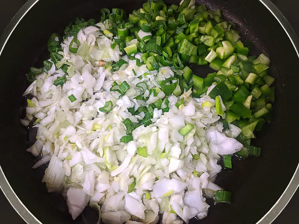 Cebolla y pimiento verde picados.