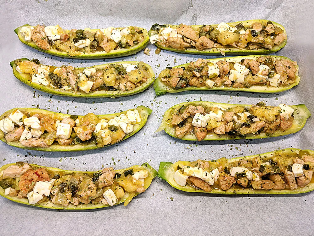 Calabacines rellenos listos para hornear.