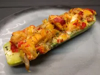 Calabacín relleno con pollo y mozzarella