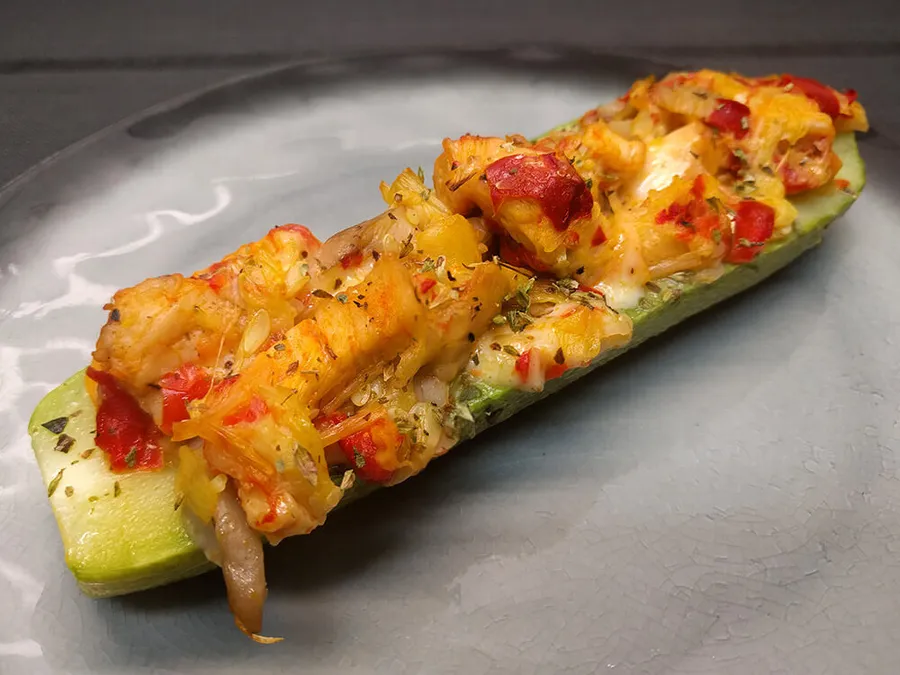 Calabacín relleno con pollo y mozzarella