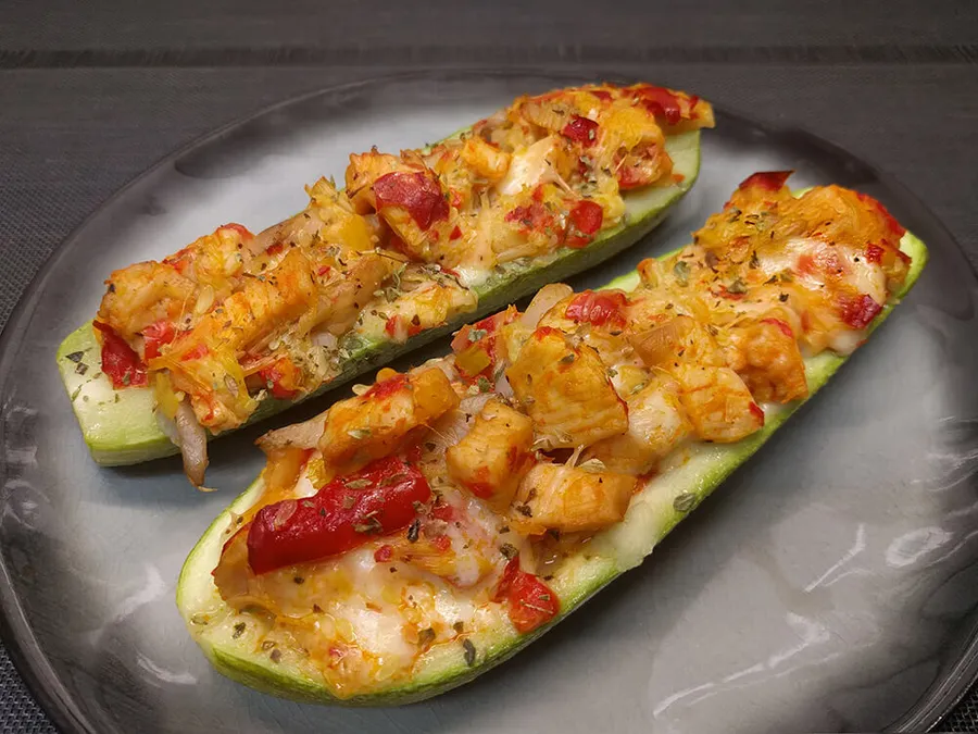 Calabacín relleno con pollo y mozzarella