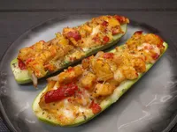 Calabacín relleno con pollo y mozzarella