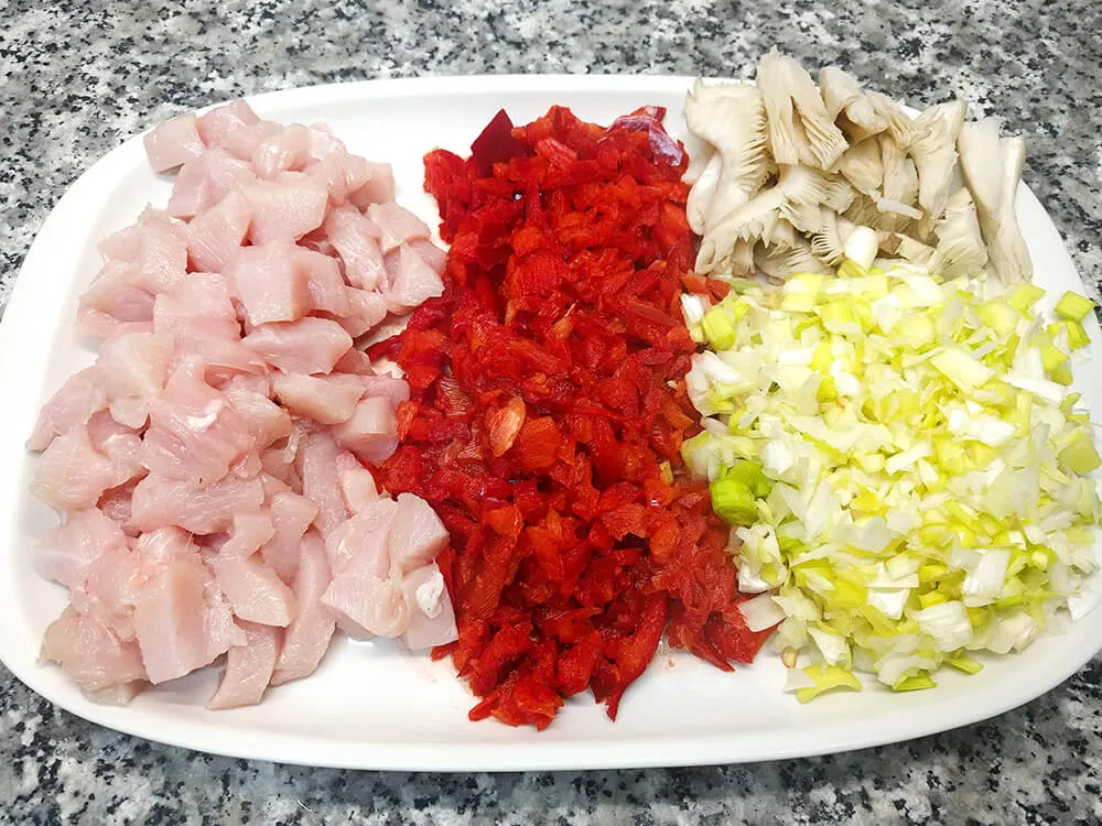 Pimiento, puerro, gírgolas y pollo cortados
