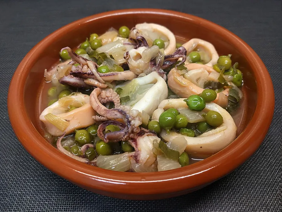 Calamares con guisantes frescos