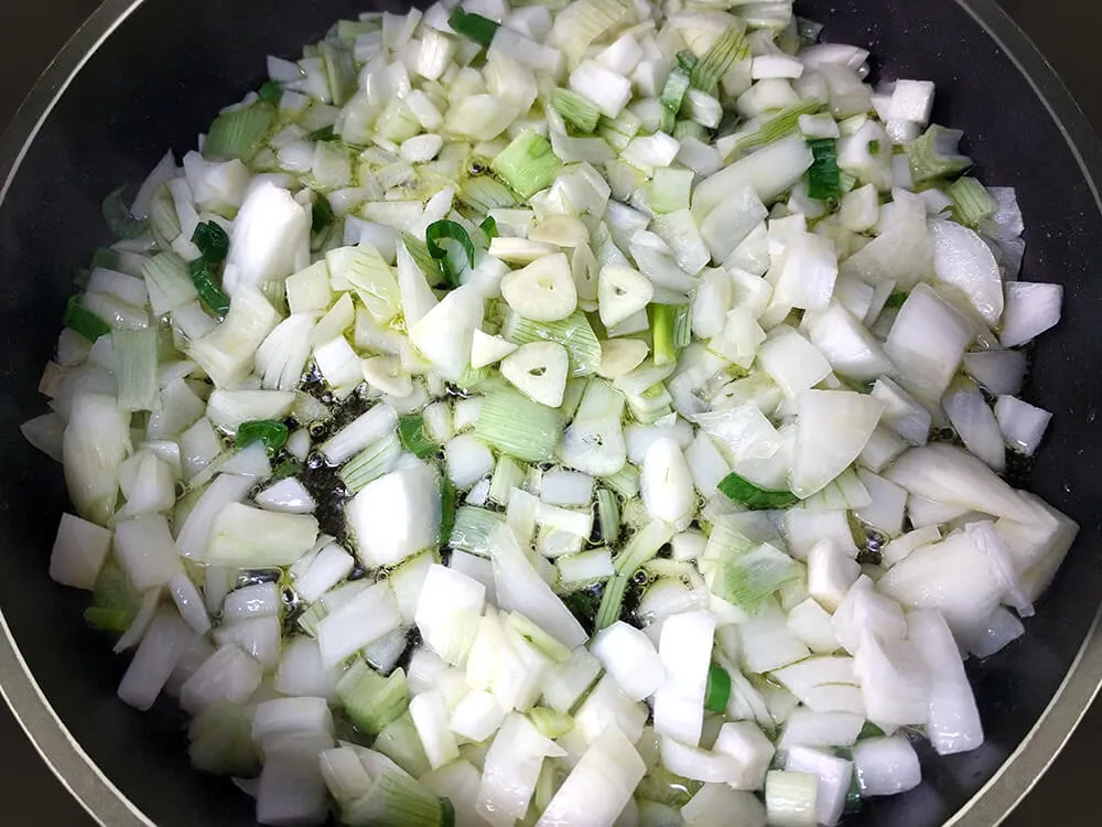Cebolla tierna y ajos laminados rehogándose