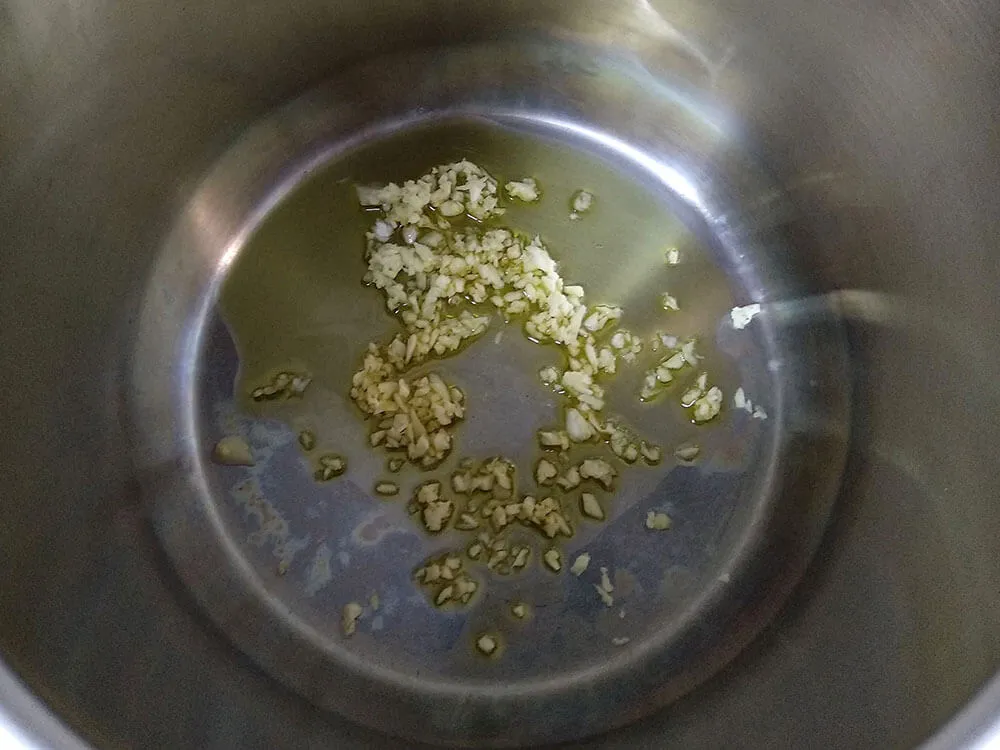 Ajo picado y aceite de oliva.