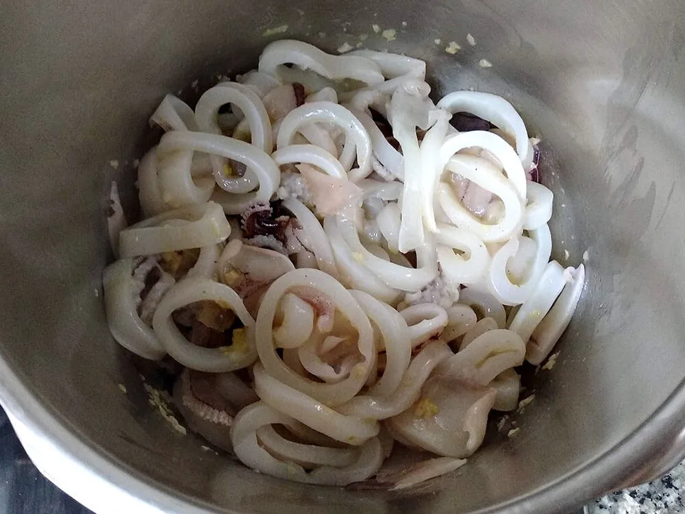 Ajo rehogado y calamares en rodajas.