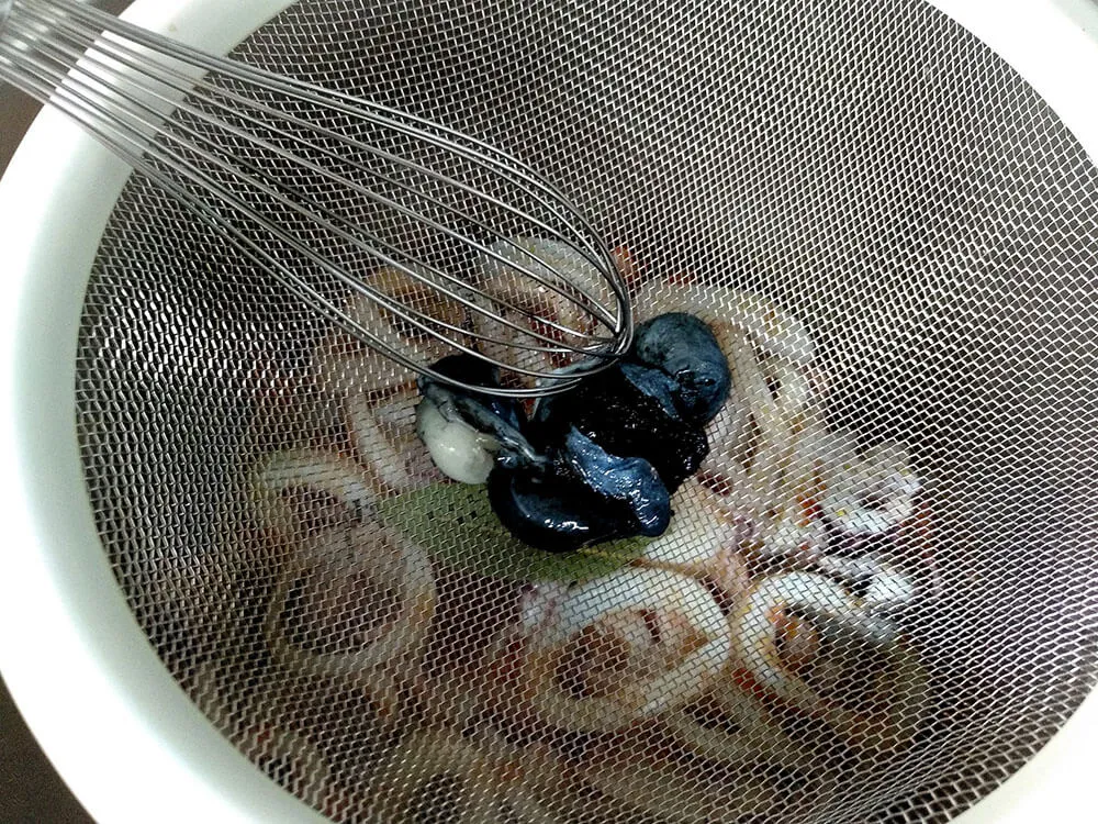 Tinta de calamar en escurridor.