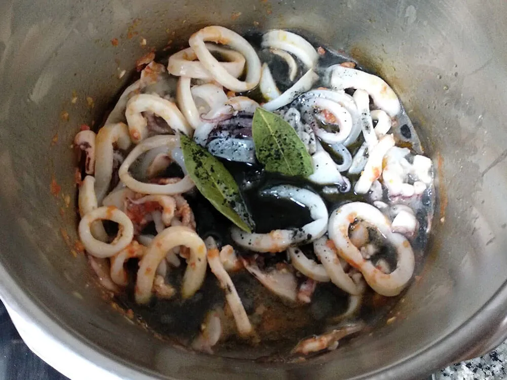 Calamares con sofrito y tinta.