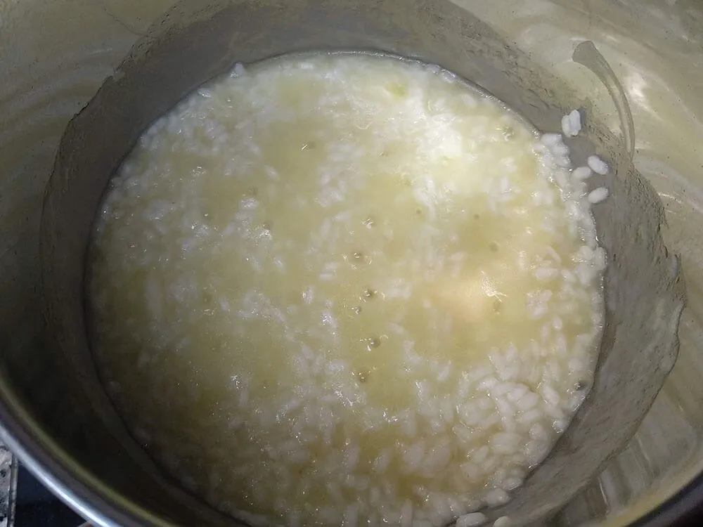 Arroz, dientes de ajo y agua.
