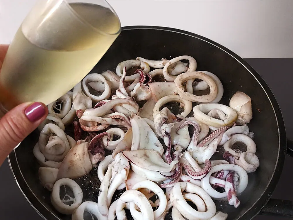 Calamares rehogando con cava.