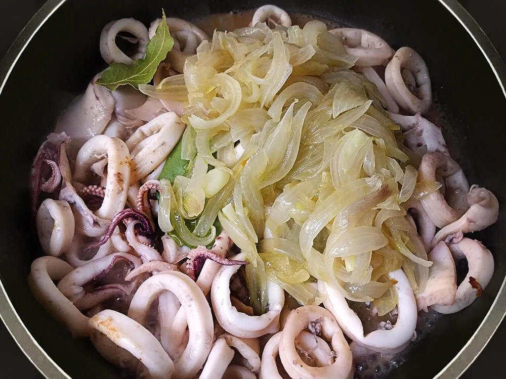 Calamares rehogados y cebolla pochada.
