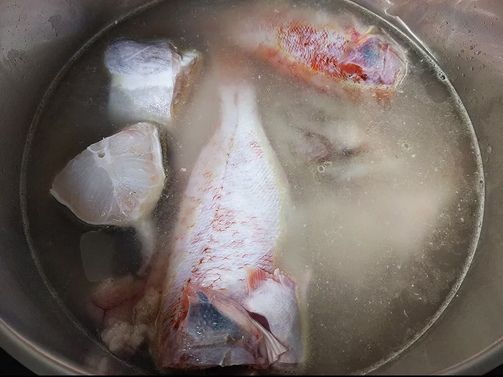 Pescado de roca y galeras en proceso de cocción