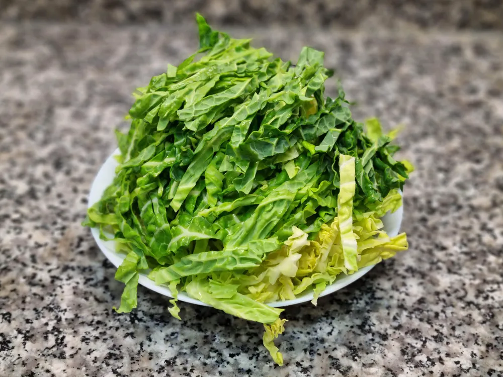 Col lavada y cortada en juliana.