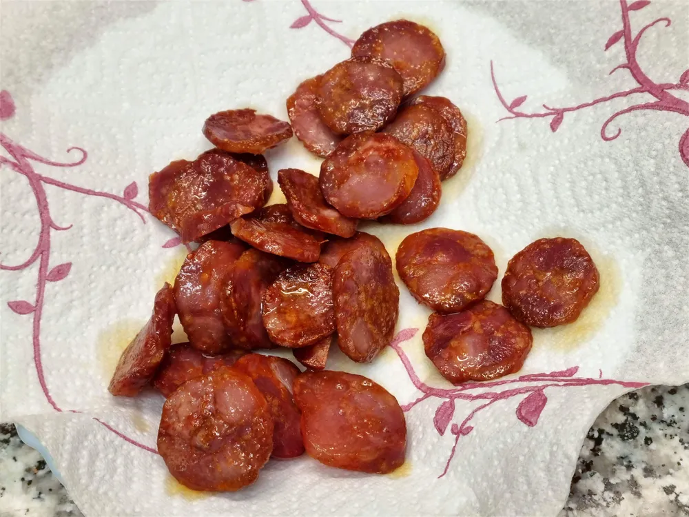 Chorizo en papel de cocina.