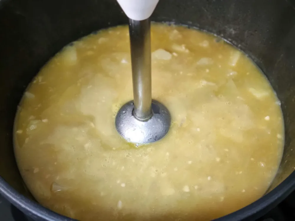 Caldo, patatas, cebolla y ajo.