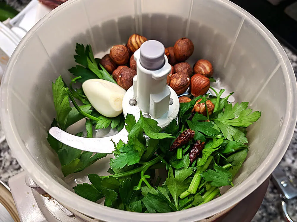 Picada de avellanas, diente de ajo, perejil y cayena.