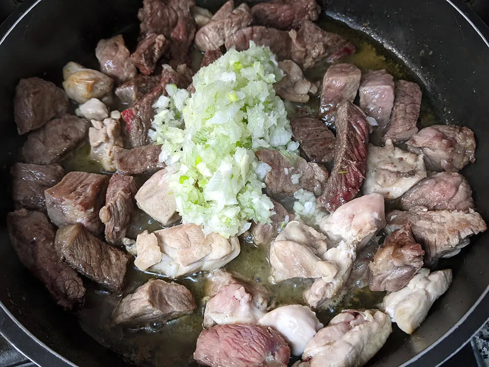 Carnes y cebolla picada.