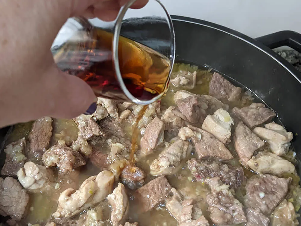 Carne y vino rancio.