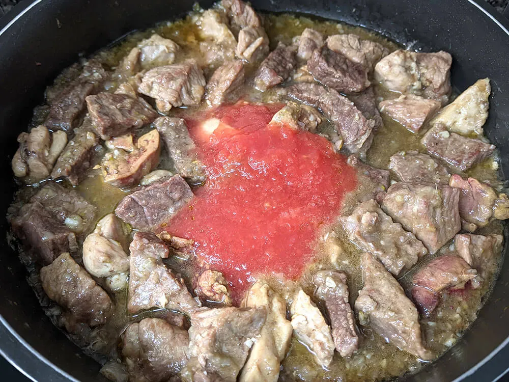 Carne y tomate rallado.
