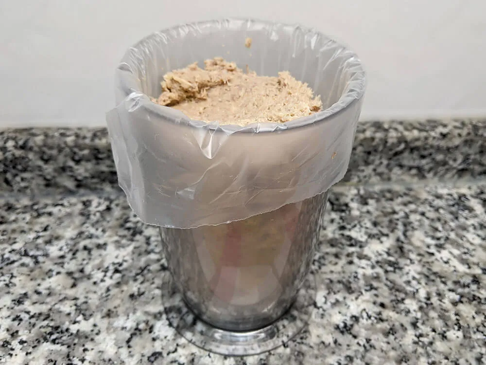 Relleno de canelones en manga pastelera.