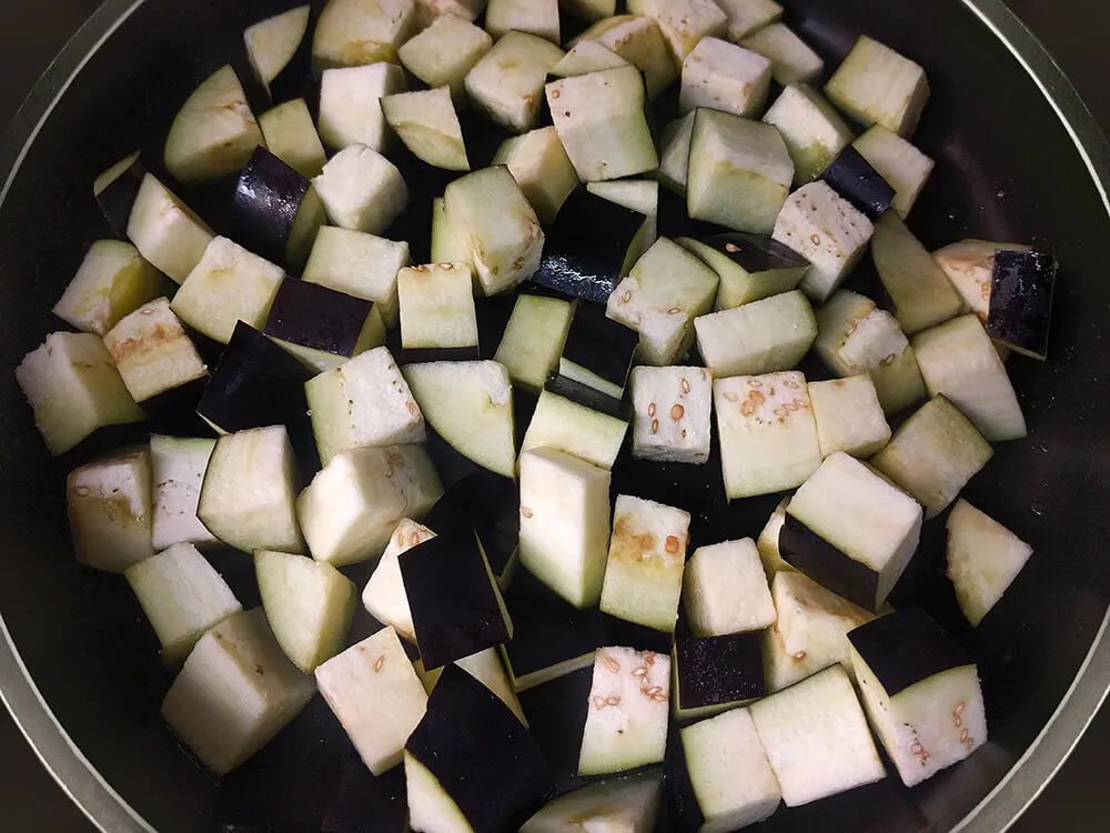 Berenjena cortada en sartén