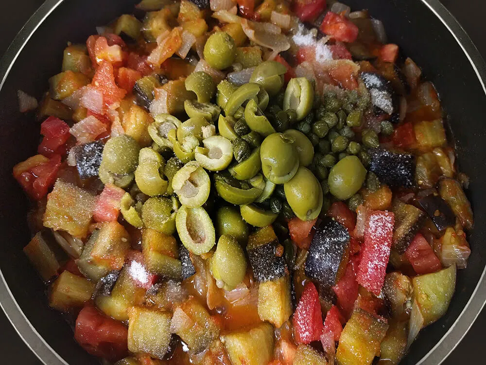 Berenjena, cebolla y tomate rehogados con aceitunas y alcaparras