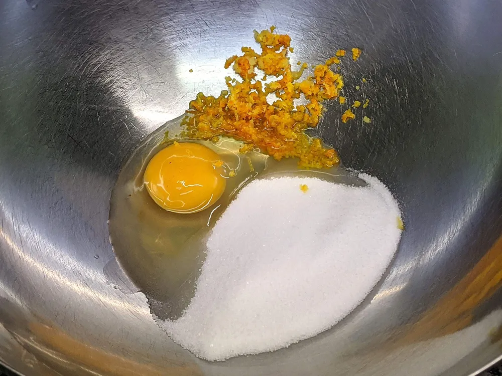 Huevo, azúcar y ralladura de limón y naranja.