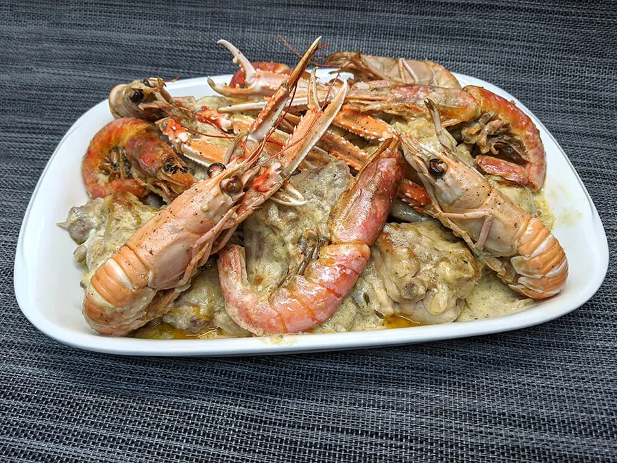 Presentación de cazuela de pollo y conejo con escamarlanes.