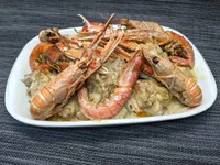 Presentación de cazuela de pollo y conejo con escamarlanes.