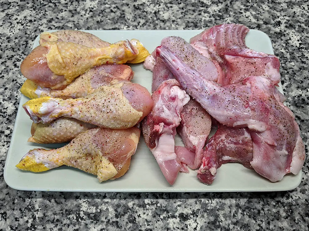 Pollo y conejo salpimentados.