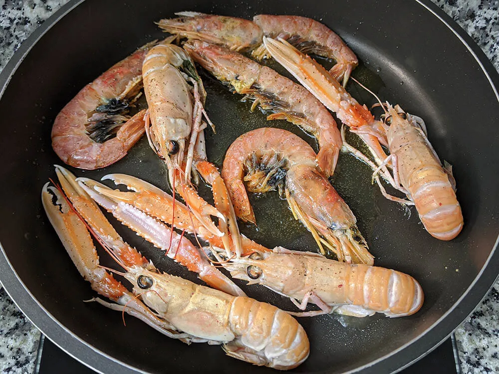 Escamarlanes y gambas salteadas.