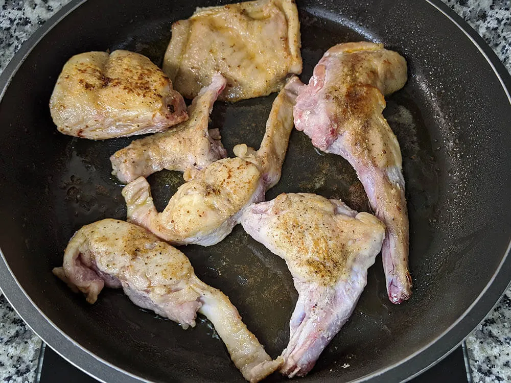 Pollo y conejo dorado.