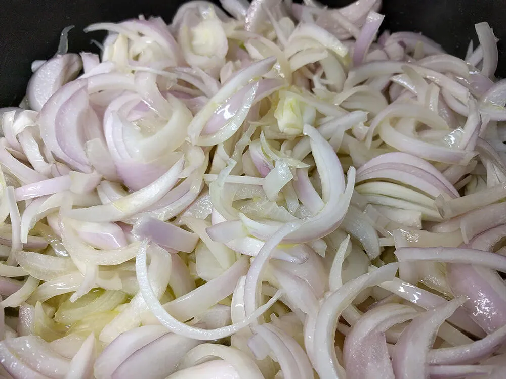 Cebolla de Figueres pochándose en aceite de oliva